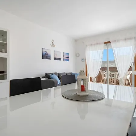 Apartment Tichinis
